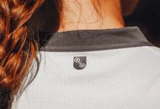 虎扑平台-复古与潮流融合！美因茨05新客场球衣发布，或成日常穿搭新寵(chǒng)