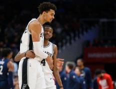 虎扑首页-圣安东尼奥马刺续约达龙福克斯，获得嘉奖229亿美元合同资格