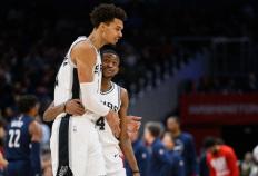 虎扑下载-圣安东尼奥马刺续约达龙福克斯，薪(xīn)水或有变动