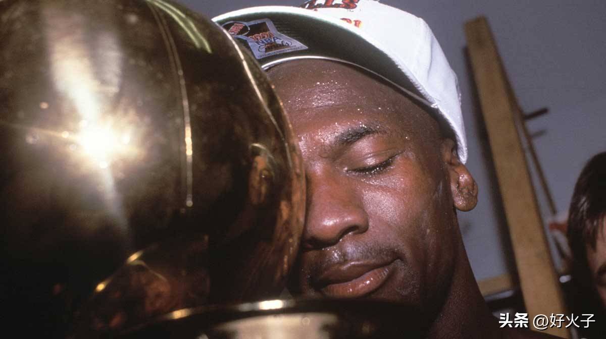 虎扑NBA-湖(hú)人隊(duì)魔术师承认大学击败拉里·伯德後(hòu),自己犯(fàn)了一(yī)个“錯(cuò)誤(wù)”