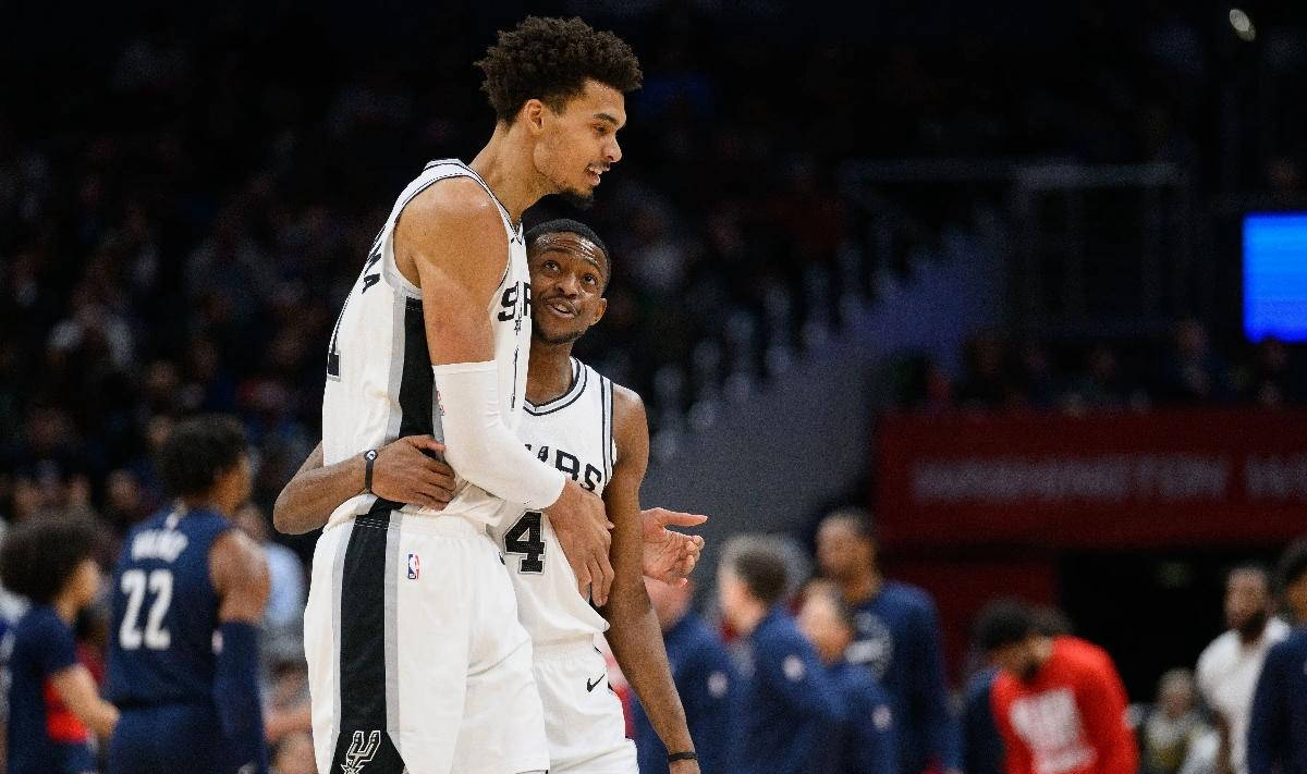 虎扑首页-圣安东尼奥马刺续约达龙福克斯,获得嘉奖229亿美元合同资格