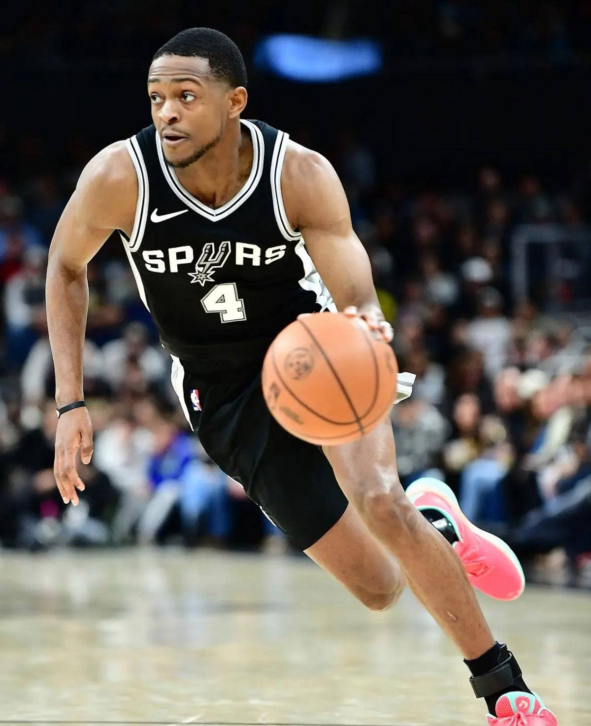 虎扑首页-圣安东尼奥马刺续约达龙福克斯,获得嘉奖229亿美元合同资格