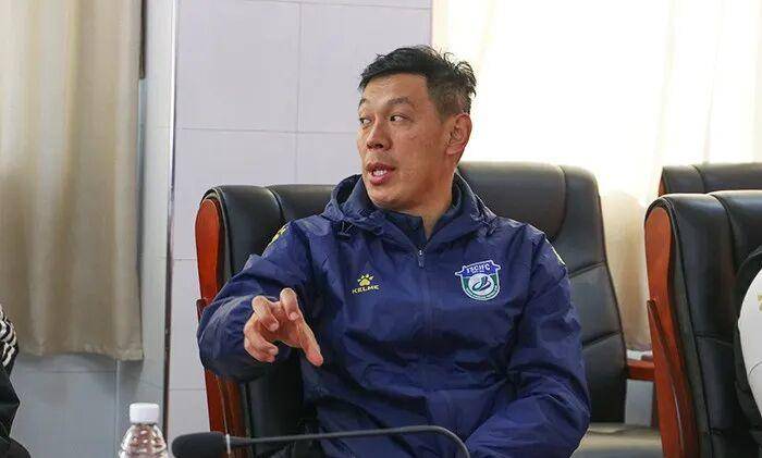 虎扑官网-齐鲁超赛冠军球队进校园 泰安体教融合赋能青少年足球成长