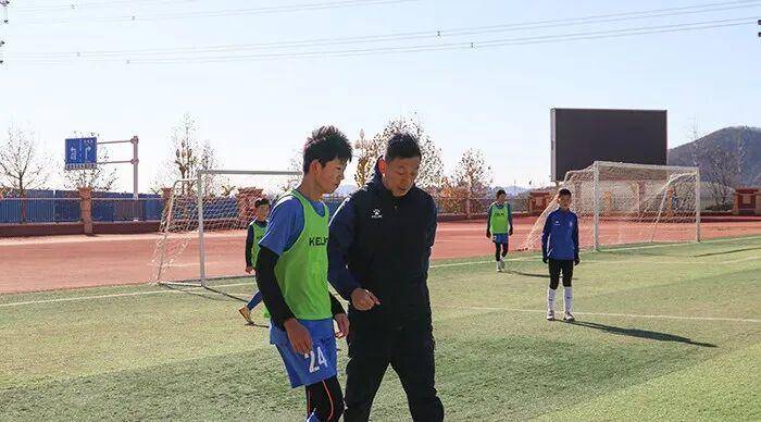 虎扑官网-齐鲁超赛冠军球队进校园 泰安体教融合赋能青少年足球成长