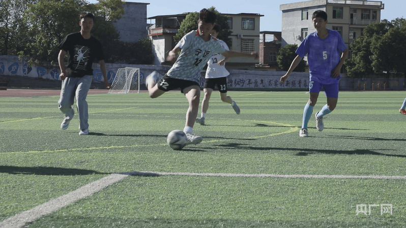 虎扑社区-湖南宁远：湘超热风吹进校园 足球少年逐梦绿茵
