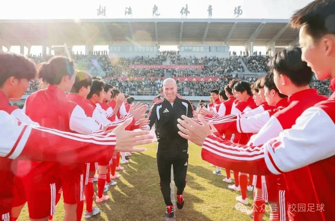 虎扑平台-齐达内寄语中国校(xiào)園(yuán)足球！